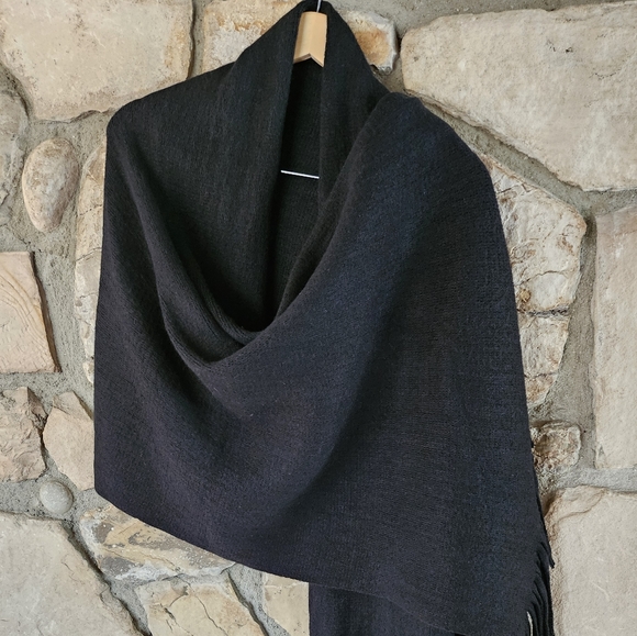 Steve Madden 100% Acrylic Black Fringe Detail Scarf - Picture 2 of 6